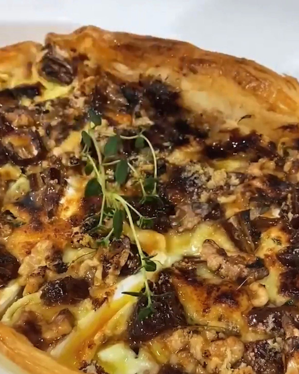 Folhado de Queijo Brie e Tâmaras